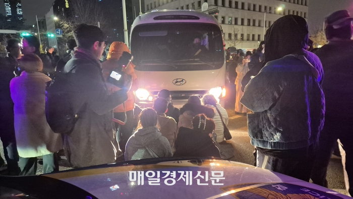 尹锡悦紧急戒严引发震动