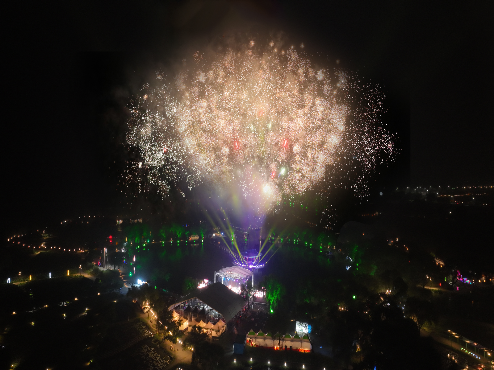 밤이 낮보다 아름다운 연꽃 천국으로 떠나볼까