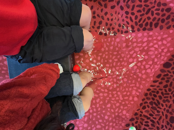 ‘딸기 족욕’ ‘딸기 비빔밥’에 화들짝...나흘간 53만 명 방문한 ‘논산 딸기 축제’