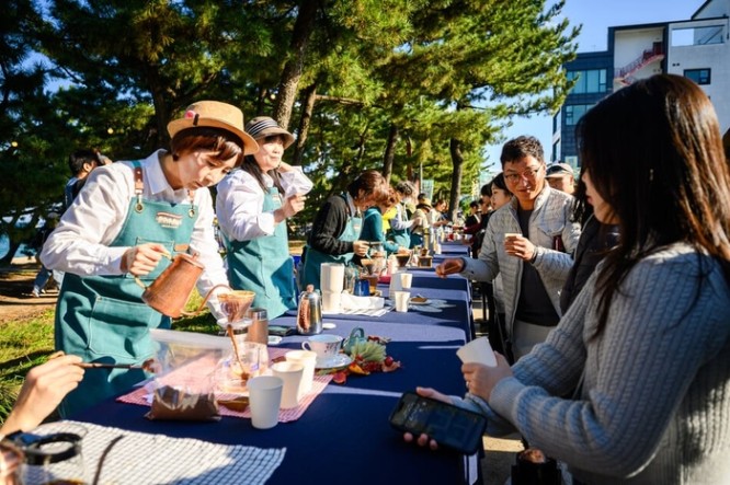 커피 향 따라가면 축제가 되는 그곳…밤바다부터 솔밭까지 [페스티벌 플러스]